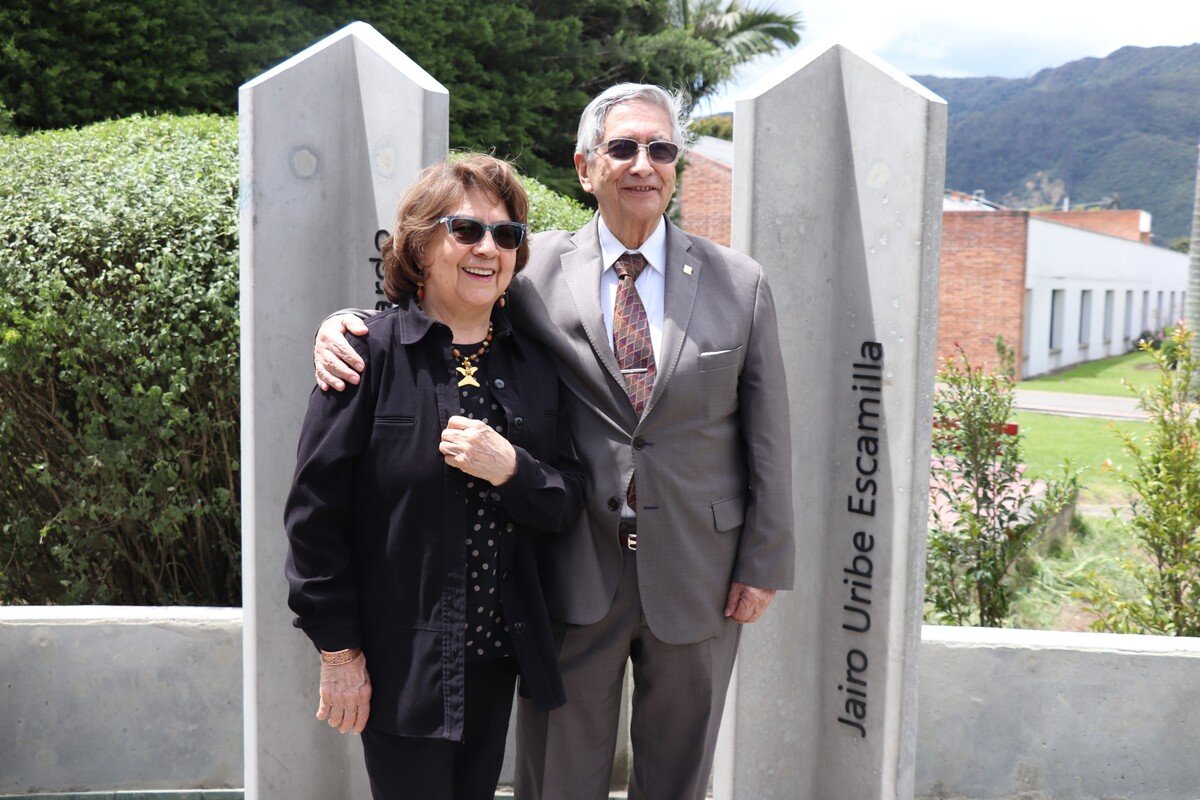 ENTREGA PLAZOLETA DE FUNDADORES - UNIVERSIDAD ESCUELA COLOMBIANA DE INGENIERÍA JULIO GARAVITO