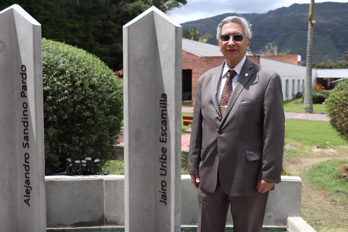 ENTREGA PLAZOLETA DE FUNDADORES - UNIVERSIDAD ESCUELA COLOMBIANA DE INGENIERÍA JULIO GARAVITO