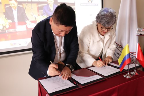 Escuela y Metro Línea 1