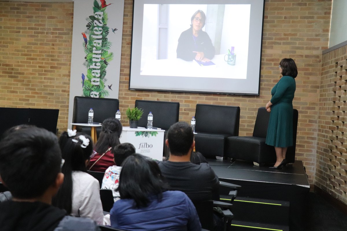 Lanzamiento del libro 'Empezando a programar en Phyton, ingeniera Patricia Salazar(18)
