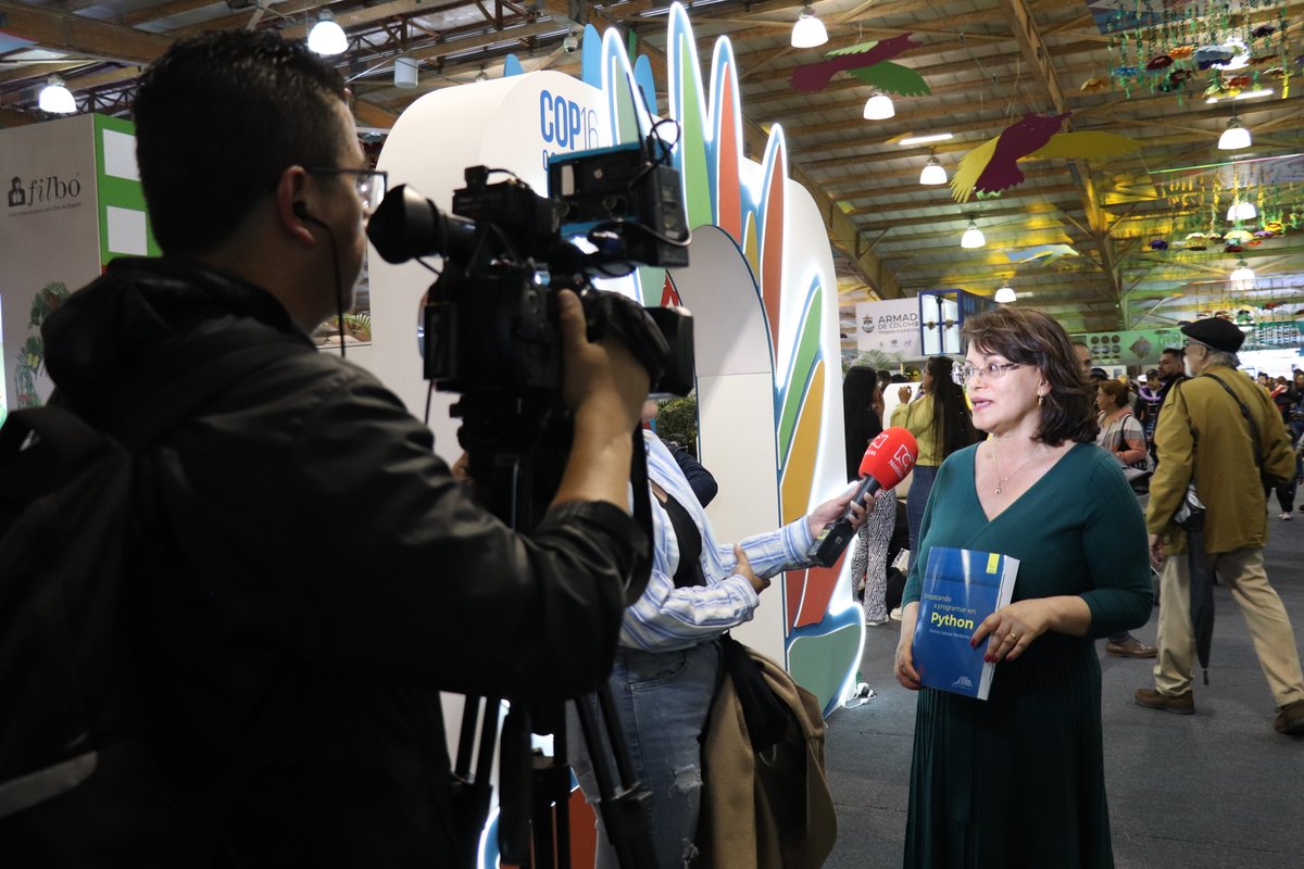 Lanzamiento del libro 'Empezando a programar en Phyton, ingeniera Patricia Salazar (13)