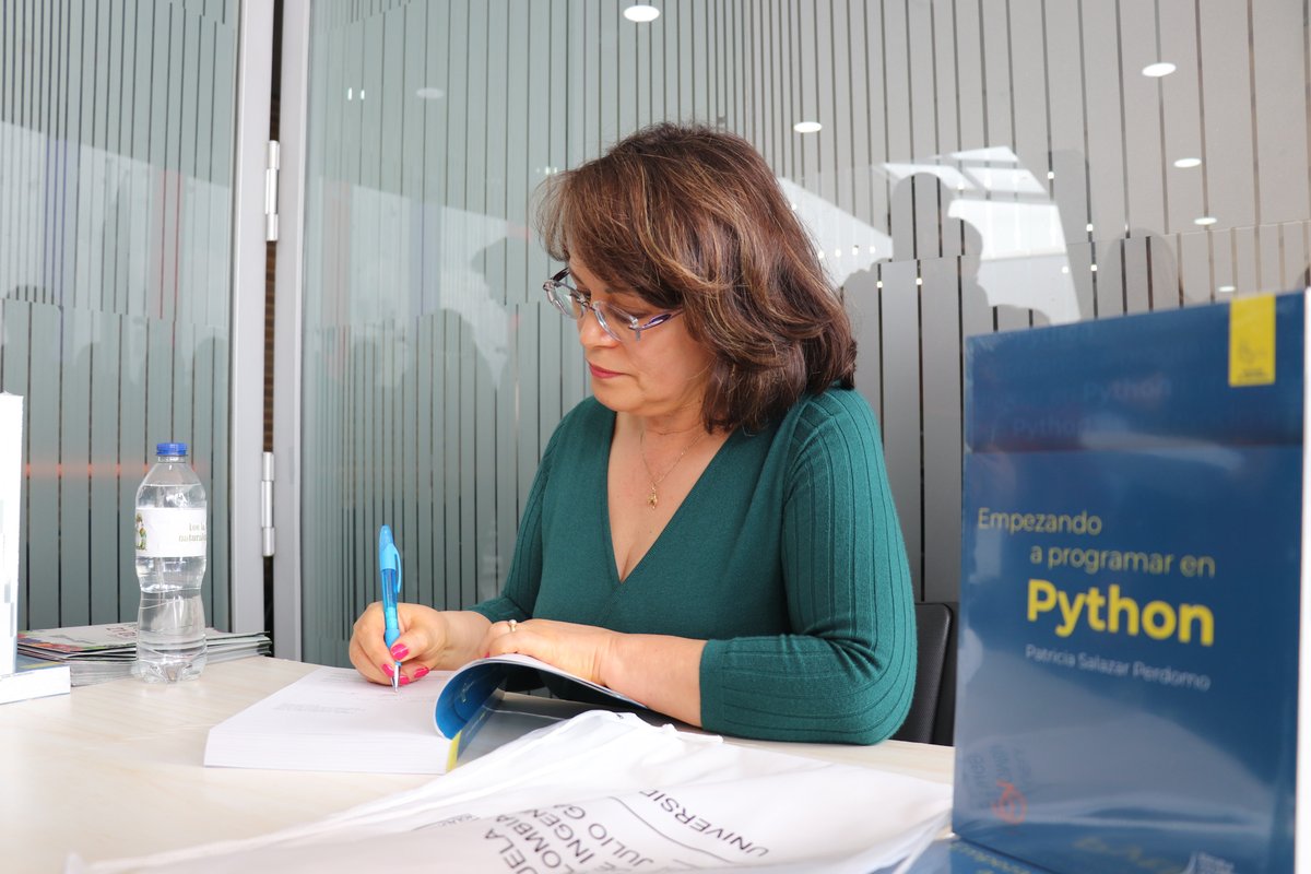 Lanzamiento del libro 'Empezando a programar en Phyton, ingeniera Patricia Salazar(8)