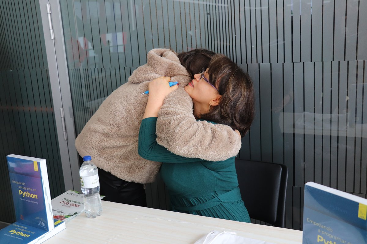 Lanzamiento del libro 'Empezando a programar en Phyton, ingeniera Patricia Salazar  (16)