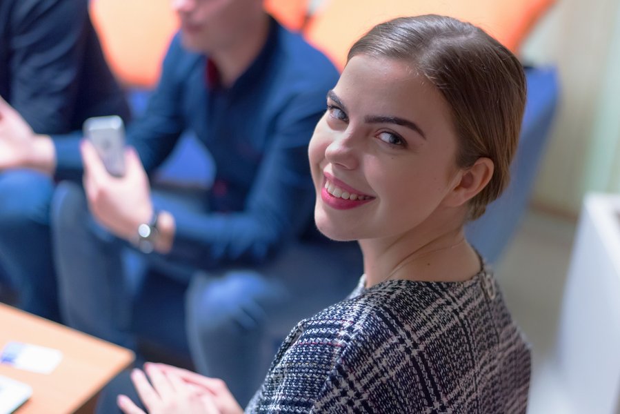 MUJER SONRIENDO.jpg