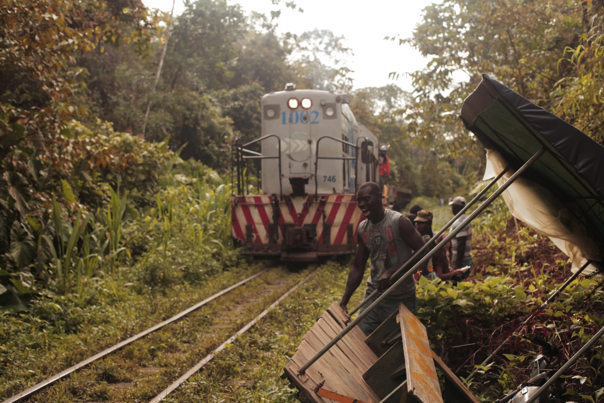 Mariana Rivera - Nadie nos avisó que venía el tren - Carma 0