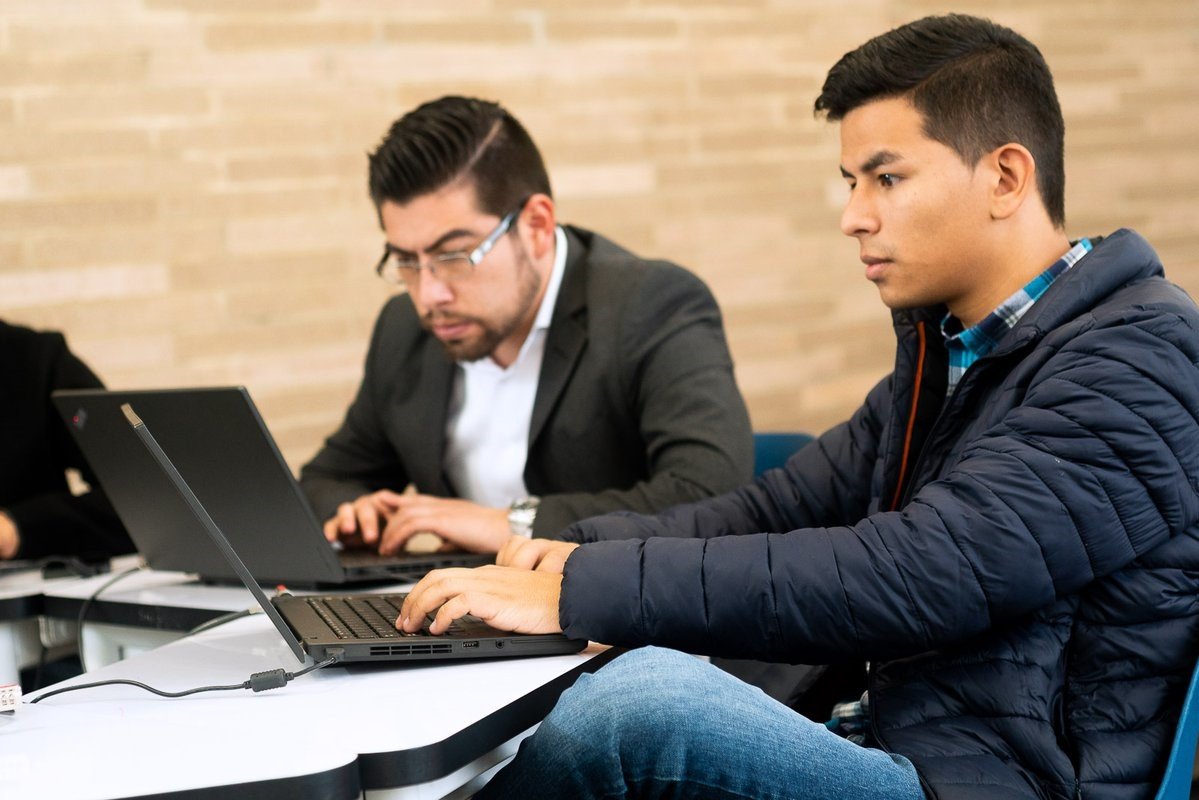 jóvenes viendo computador