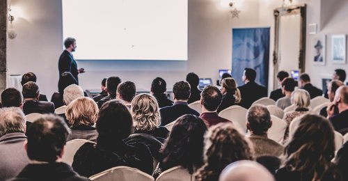 Orador público dando charla en Business Event