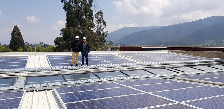 Panel solar y profesores.jpg