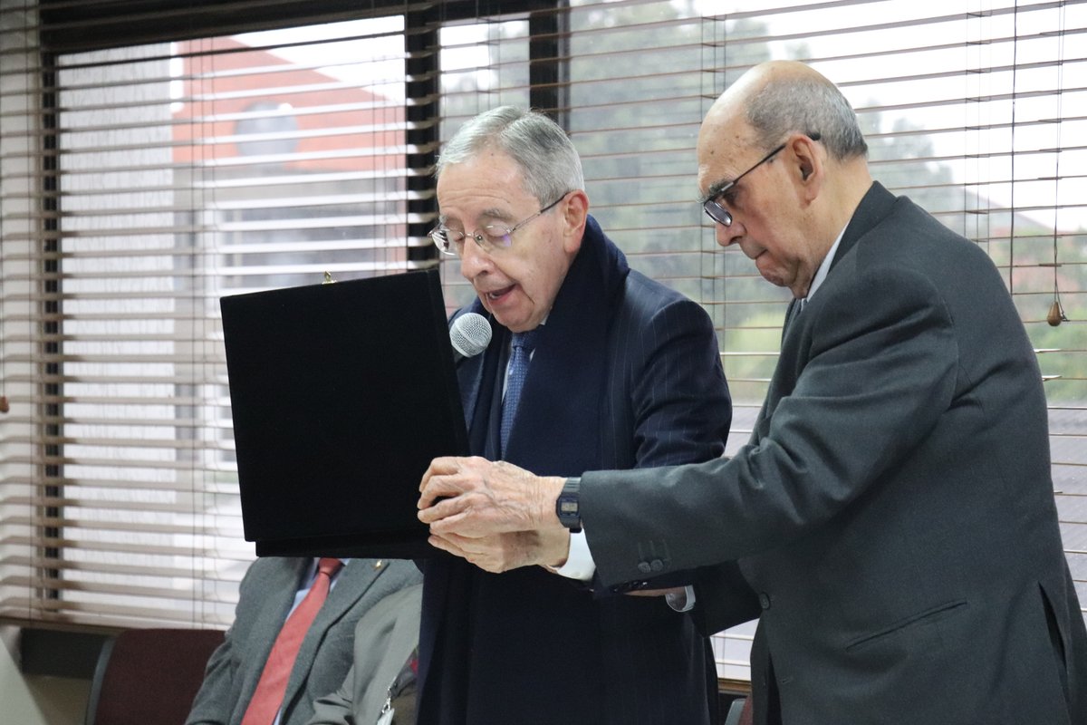 Profesor Emérito y Doctorado Honoris (15) Armano Palomino y Manuel García