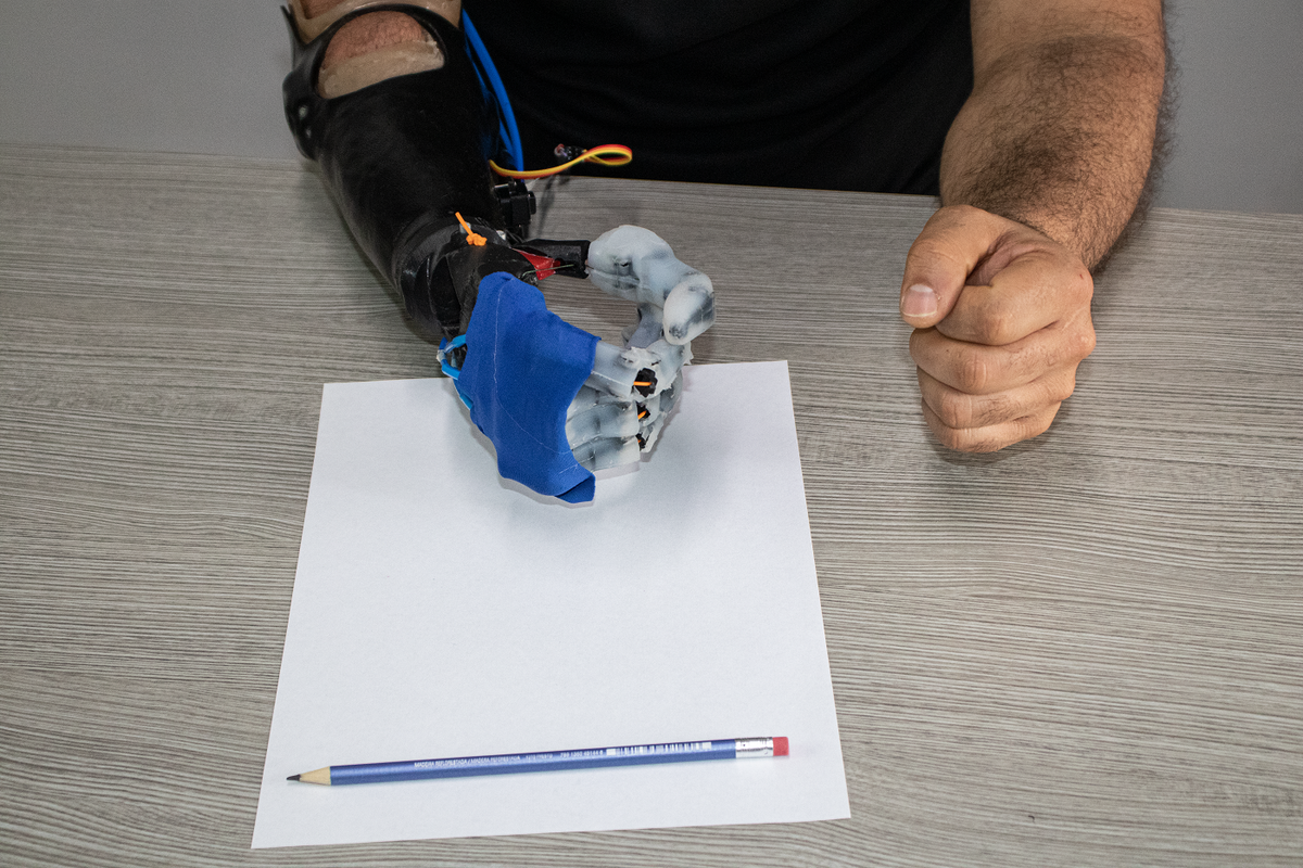 Prótesis mano Escuela Colombiana de Ingeniería  (1).png