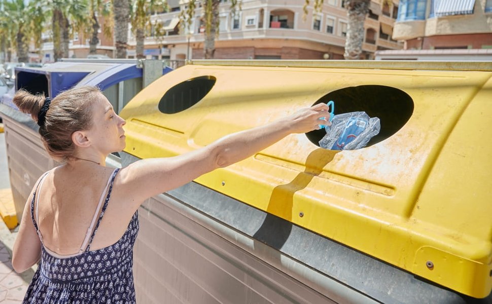 Reciclado de frascos de plástico PET (polietileno tereftalato).