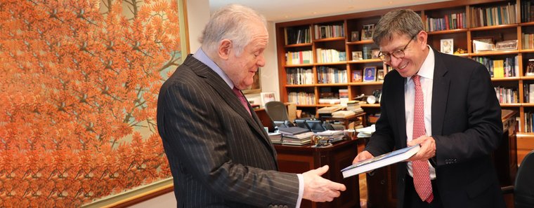 Rector-de-la-Escuela-entrega-reconocimiento-al-ingeniero-Luis-Carlos-Sarmiento-Angulo-benefactor-fundador