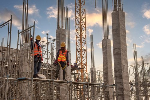 Trabajador de construcción en el lugar de construcción
