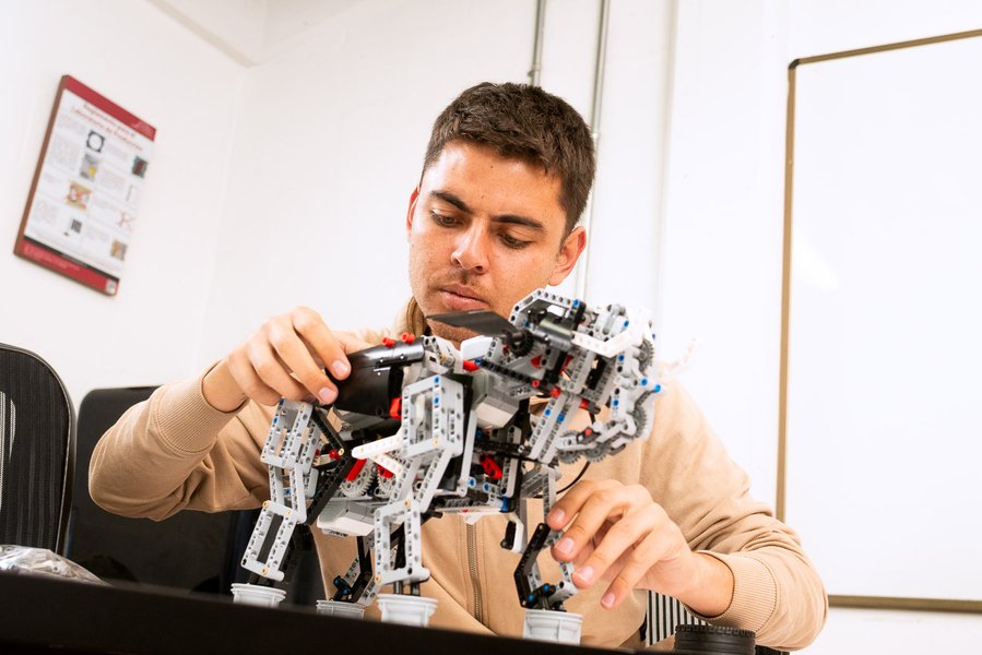 Estudiante con lego de la Escuela Colombiana de Ingeniería