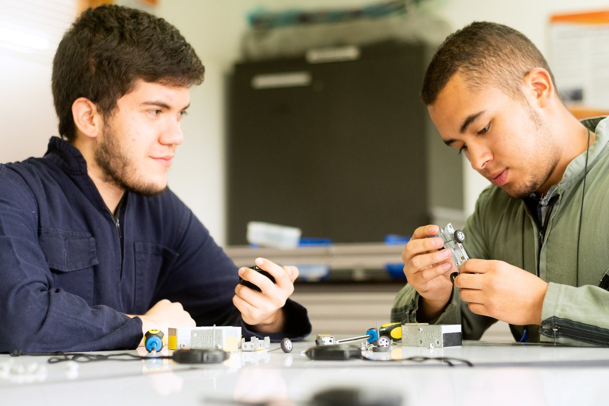 Estudiantes de la Escuela Colombiana de Ingeniería Julio Garavito
