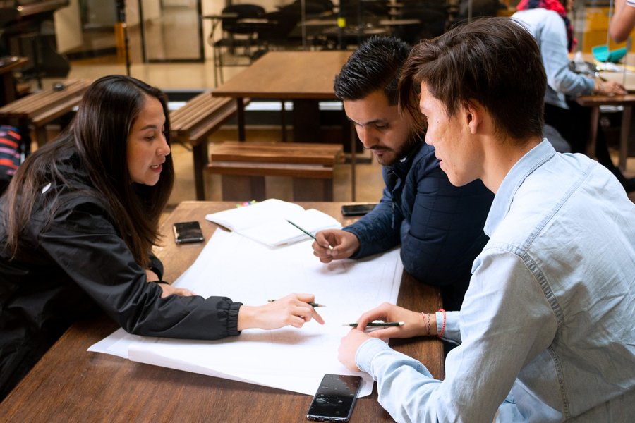 Estudiantes en biblioteca julio garavito