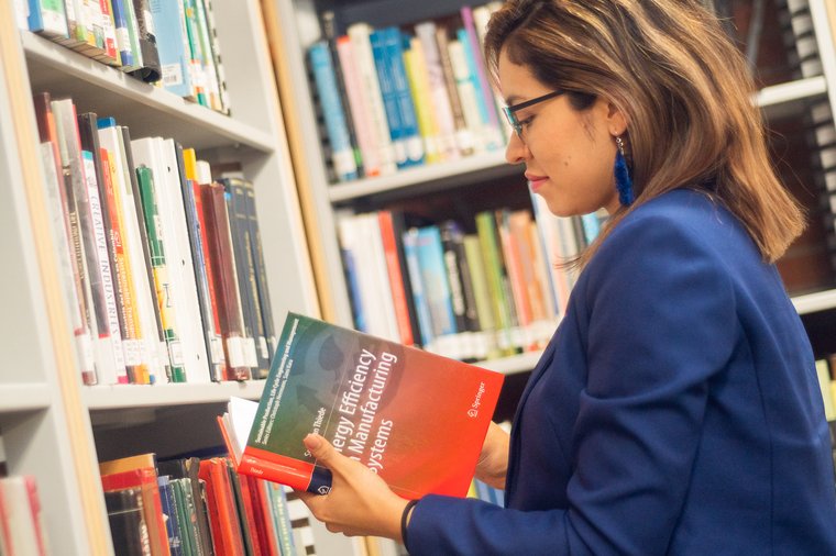 Estudiante en biblioteca