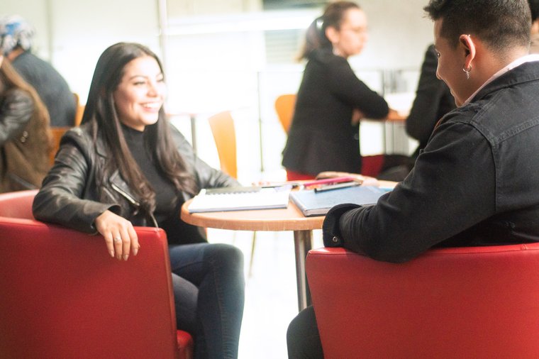 estudiantes conversando