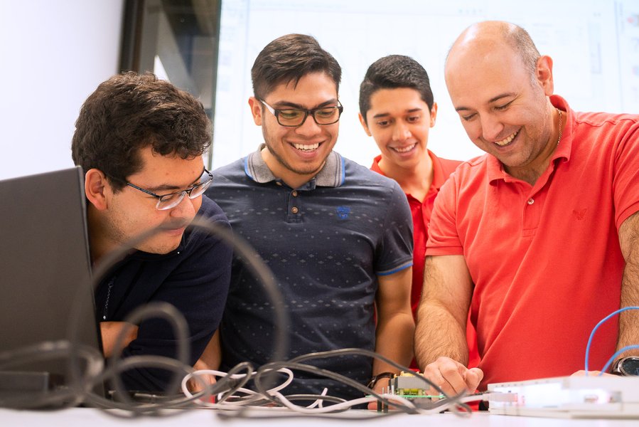 Estudiantes Ingeniería Eléctrica