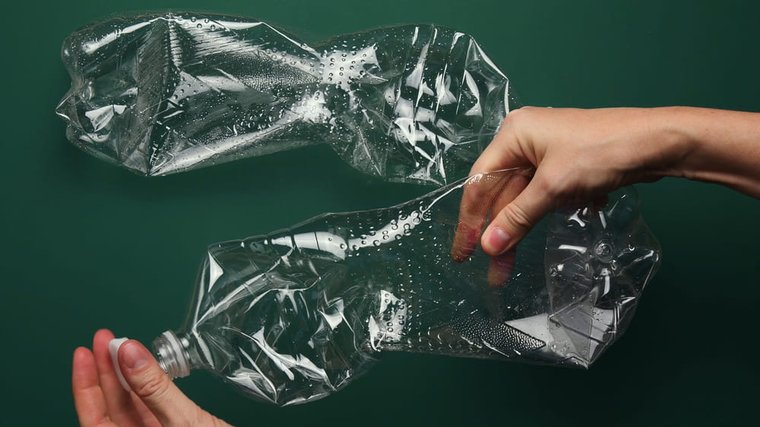 Botella transparente de plástico PET para su reciclado