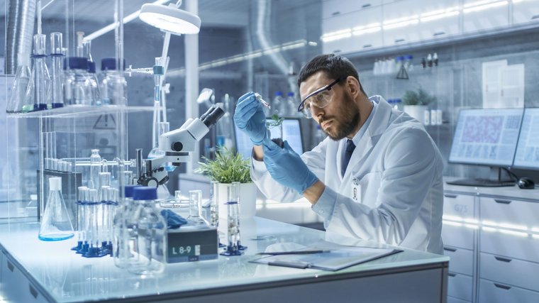 stock-photo-in-a-modern-laboratory-research-scientist-conducts-experiments-by-synthesising-compounds-with-use-685086586.jpg