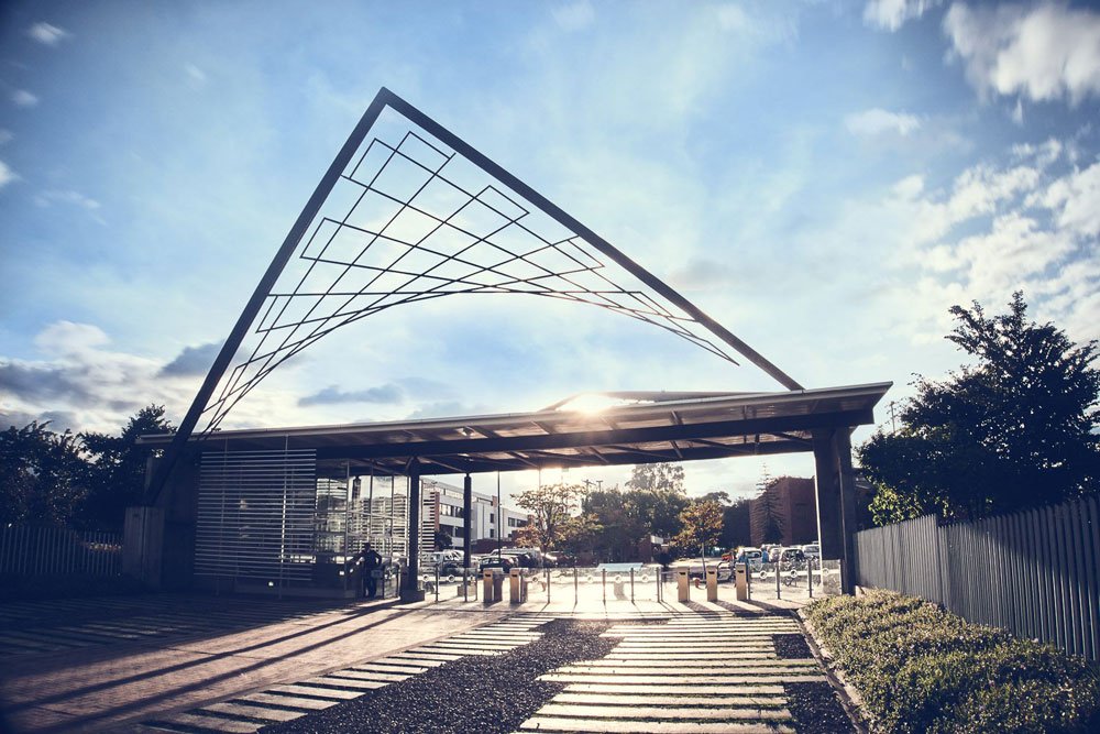 Entrada peatonal de la Universidad atardecer