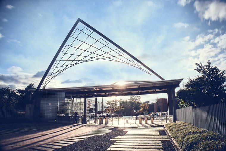 Entrada peatonal de la Universidad atardecer