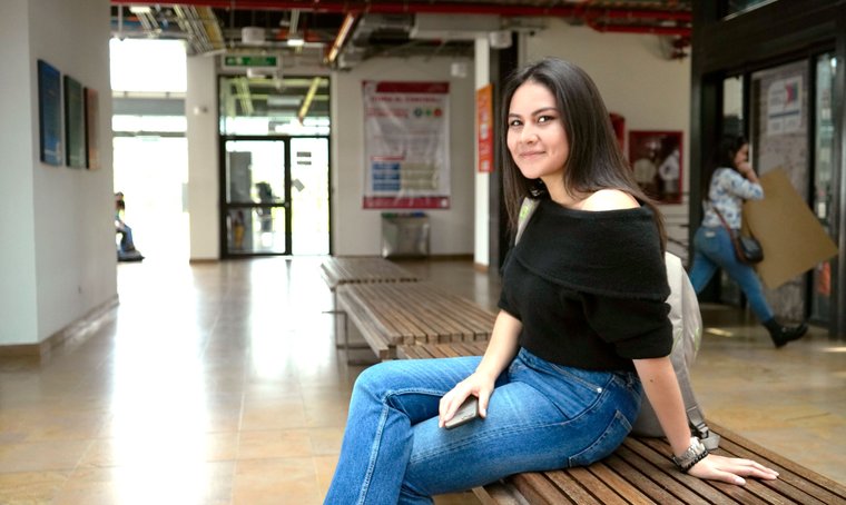 estudiante-sonriente-en-el-bloque-I.jpg