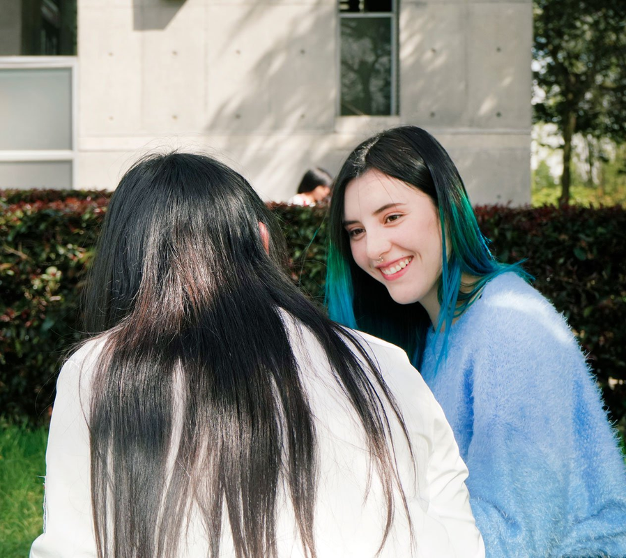 estudiante-sonriente-en-el-campus.png