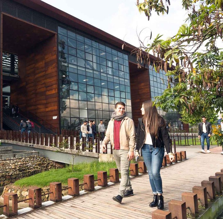 estudiantes-de-la-escuelaing.jpg