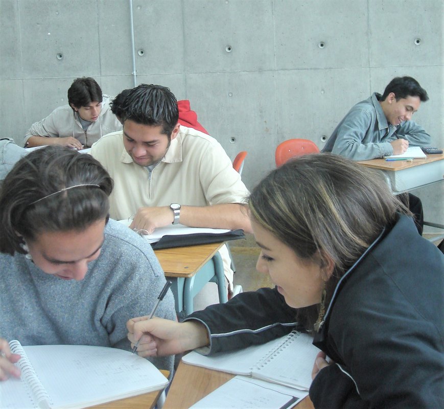 estudiantes en clase-edificio F