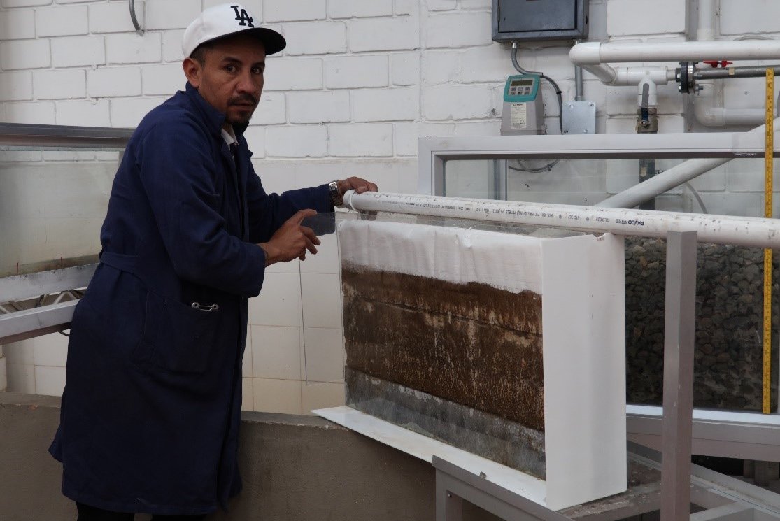 Filtro construido con placas tipo alveodrén