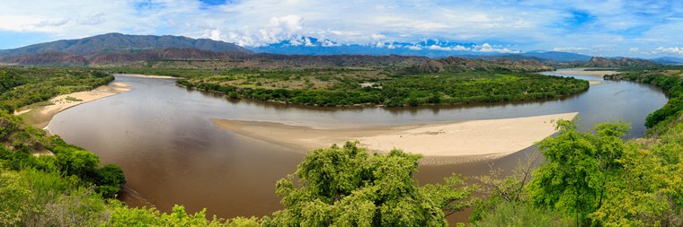 grandes-montañas-de-ríos-y-rocas,-río-Magdalena-en-Colombia,-América-Latina.jpg
