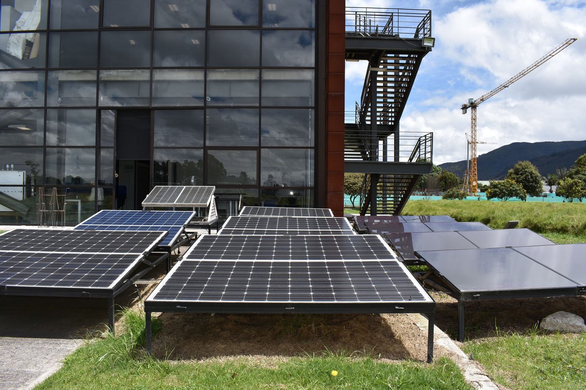 ingeniería-eléctrica-laboratorio-bloque-I-paneles-solares-en-el-exterior.jpg