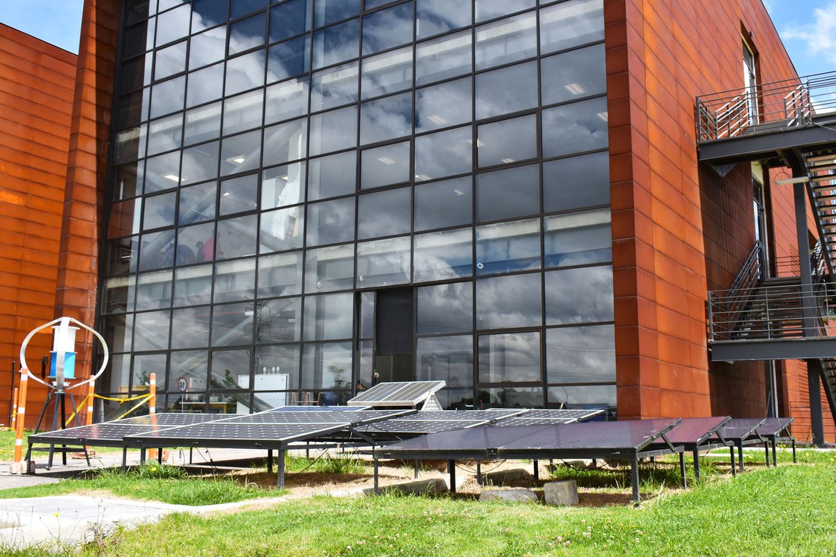 ingeniería-eléctrica-laboratorio-bloque-I-paneles-solares-en-el-exterior-del-campus.jpg