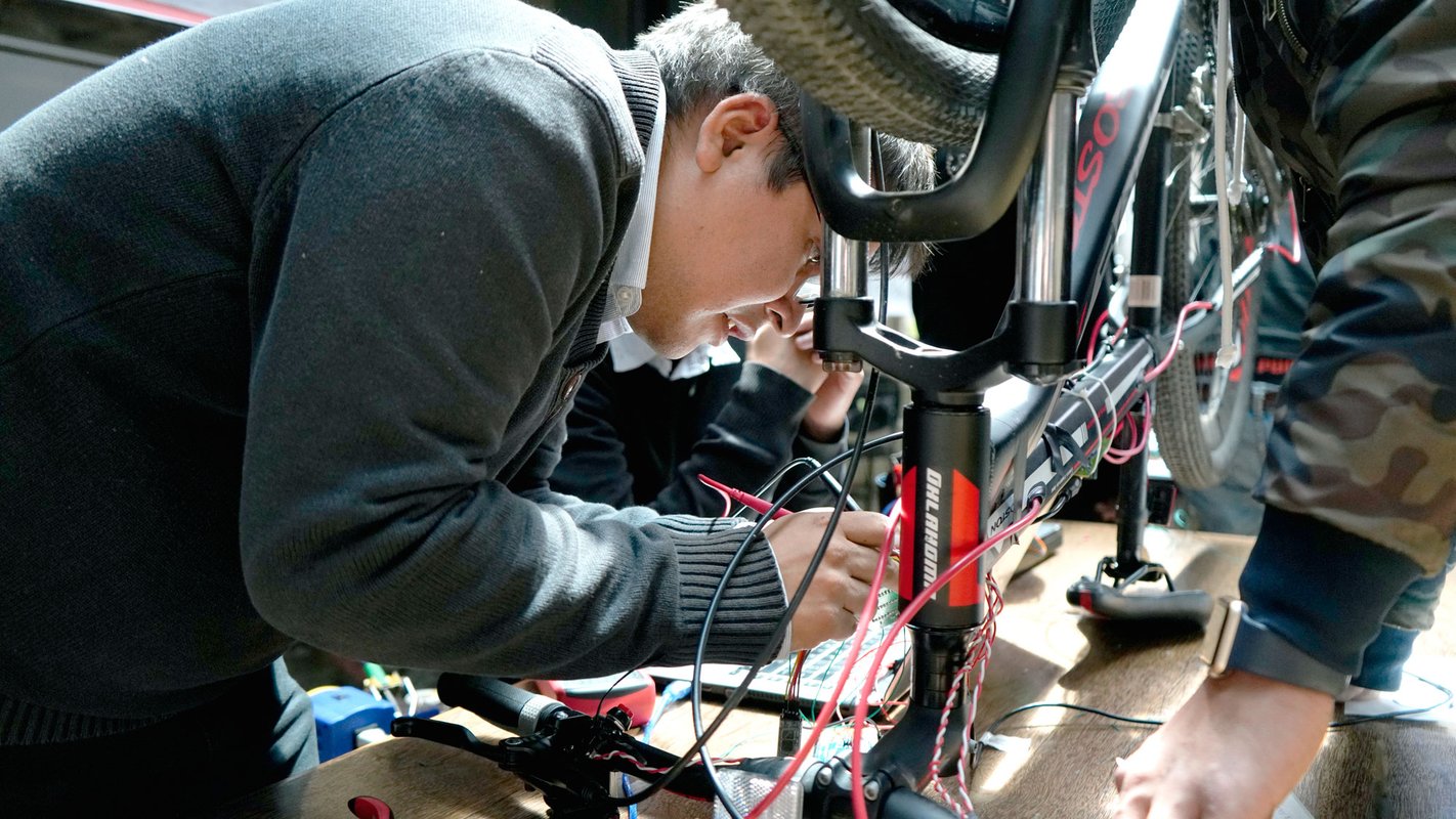 ingeniería-mecánica-laboratorio-bloque-I-estudiantes-bicicleta.jpg
