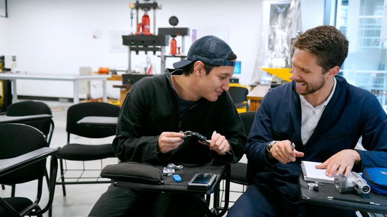 ingeniería-mecánica-laboratorio-bloque-I-estudiantes-sonrientes-trabajo-en-grupo.jpg