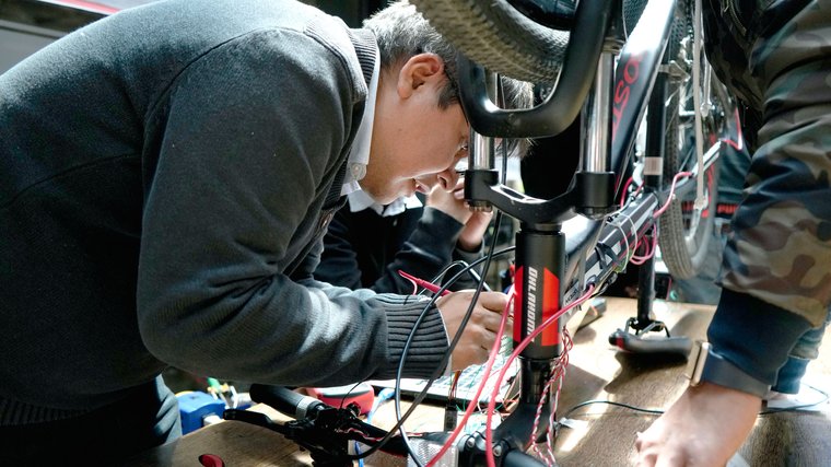 ingeniería-mecánica-laboratorio-bloque-I-estudiantes-bicicleta.jpg