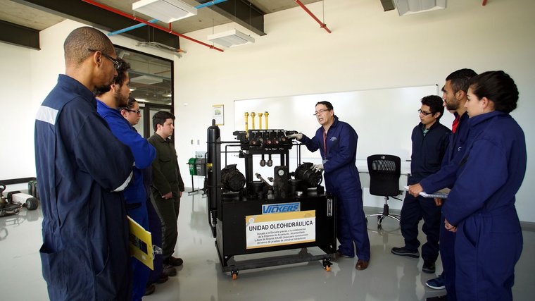 ingeniería-mecánica-laboratorio-bloque-I-estudiantes-con-el-profesor.jpg