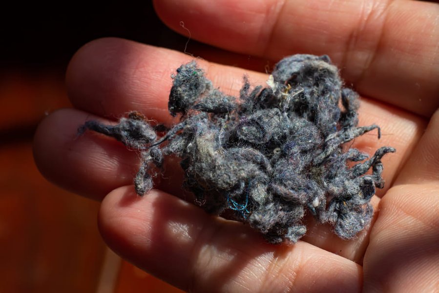 lvo, flaco, restos de ropa en la ropa de la ropa después de quitar de la secadora de ropa