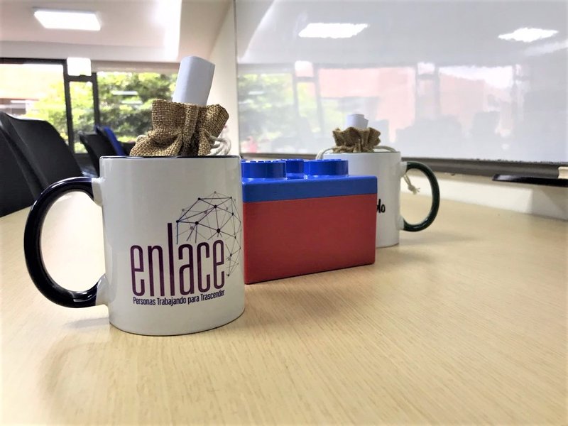 Material publicitario con logo de Enlace