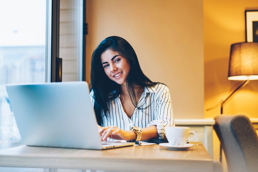 mujer con computador.jpg