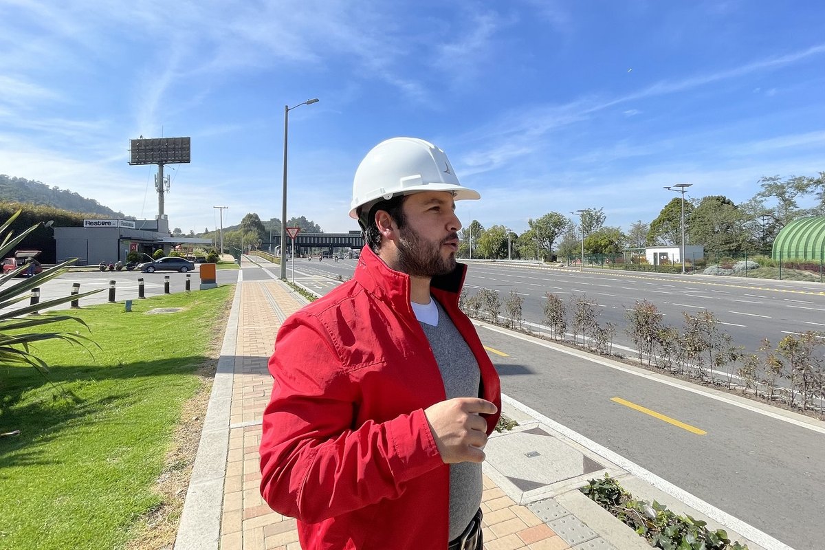 El profesor de Ingeniería Civil Jose Ignacio Nieto García frente al peaje AcceNorte.