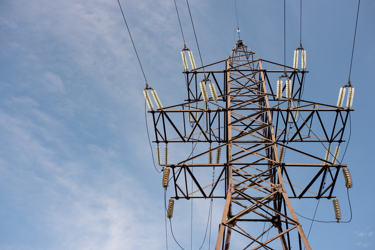 soporte de línea eléctrica con cables para transmisión de electricidad