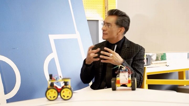 Hablemos del futuro: la educación que evoluciona con la tecnología y los jóvenes – Parte 2
La conversación sigue creciendo. 🚀 Disfruta la segunda parte de esta entrevista entre nuestro rector Carlos Gómez y la Dra. Myriam Angarita, Rectora de la Universidad Escuela Colombiana de Ingeniería. ¡Sigue conectando y déjanos tu comentario sobre el futuro de la educación!
#VocesQueEnseñan #ColegioNuevaYork #EducaciónDelFuturo #Innovación #Tecnología #Jóvenes