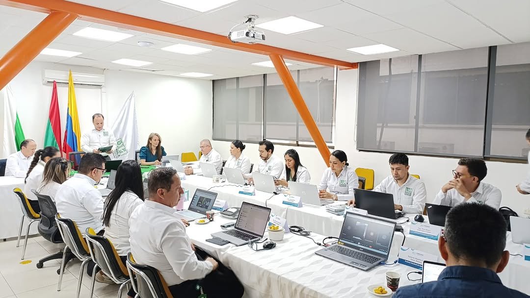 🔍🤝 Acompañamiento para la excelencia académica
⠀
Es un orgullo destacar la participación de Gina Paola González Angarita, Directora de la Especialización en Saneamiento Ambiental y Coordinadora del énfasis en Ingeniería Ambiental de la Maestría en Ingeniería Civil de la Escuela Colombiana de Ingeniería, como par amiga en los días previos a la visita de evaluación para la Acreditación de Alta Calidad del Programa de Ingeniería Ambiental de la Corporación Universitaria del Huila – CORHUILA.
⠀
Durante su acompañamiento, se realizó la revisión de los 12 factores de alta calidad, destacando fortalezas institucionales y proponiendo oportunidades de mejora para el programa, reafirmando el compromiso con la calidad y el fortalecimiento de la educación superior en Colombia.
⠀
👏 Felicitamos a nuestra profesora y líder académica por este valioso aporte al desarrollo de la educación ambiental en el país.