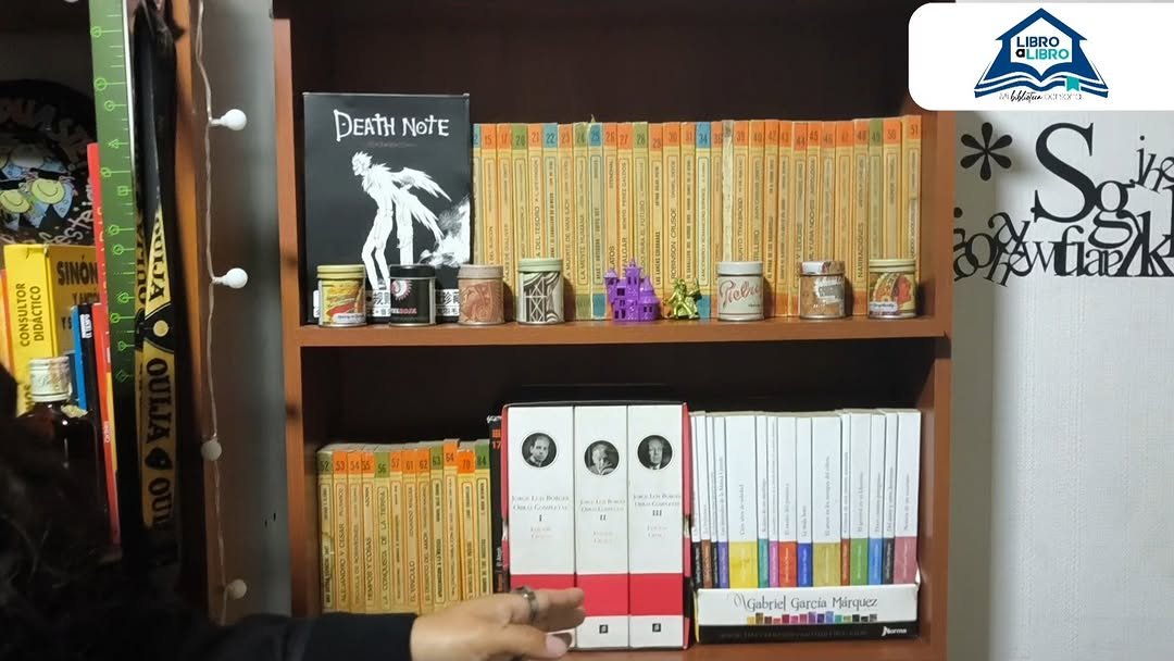 Cada libro que leemos deja huella. 📖 Hoy, Miguel Rincón Corredor, profesor del Departamento de Humanidades e Idiomas de la Escuela, nos abre las puertas de su biblioteca personal y nos cuenta cómo la lectura ha transformado su forma de ver el mundo. #LibroALibro #MiBibliotecaPersonal