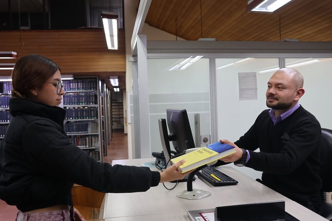 Información de la Biblioteca Jorge Álvarez Lleras. 📚
Recuerda que hasta el 11 de diciembre podrás llevar libros en préstamo.
Antes de finalizar el semestre académico, asegúrate de estar a paz y salvo con la Biblioteca… ¡para que los Reyes Magos no te traigan una multa de regalo! 🎁😉