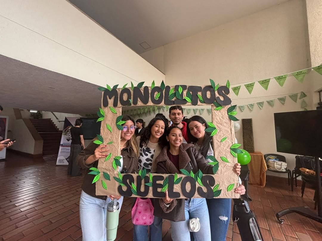 Proyecto Monolito: Un trabajo en equipo que inspira.
El Proyecto Monolito es una iniciativa desarrollada por estudiantes en colaboración entre la Universidad ECCI y la Escuela Colombiana de Ingeniería, en el marco de la asignatura de Edafología. 🌱📘 🤝

El pasado 21 de noviembre, nuestros estudiantes presentaron su trabajo en las instalaciones de la ECCI 🏫. Y el pasado 25 de noviembre, fue nuestro turno de recibirlos y compartir un valioso espacio académico en nuestra institución 🤗📚.
Durante el encuentro, los estudiantes expusieron de manera creativa y colaborativa las características físicas y químicas del suelo 🌱🔬, demostrando su compromiso, talento y pasión por el aprendizaje .💡✨

Estos espacios fortalecen el aprendizaje, la creatividad y el trabajo colaborativo entre universidades.🤜🤛
¡Gracias a todos los estudiantes y al profesor Milton Cáceres por hacer posible este intercambio! 🙌👏
#ProyectoMonolito #Ingeniería #TrabajoColaborativo #Innovación #ECCI #EscuelaColombianaDeIngeniería #OrgulloInstitucional
