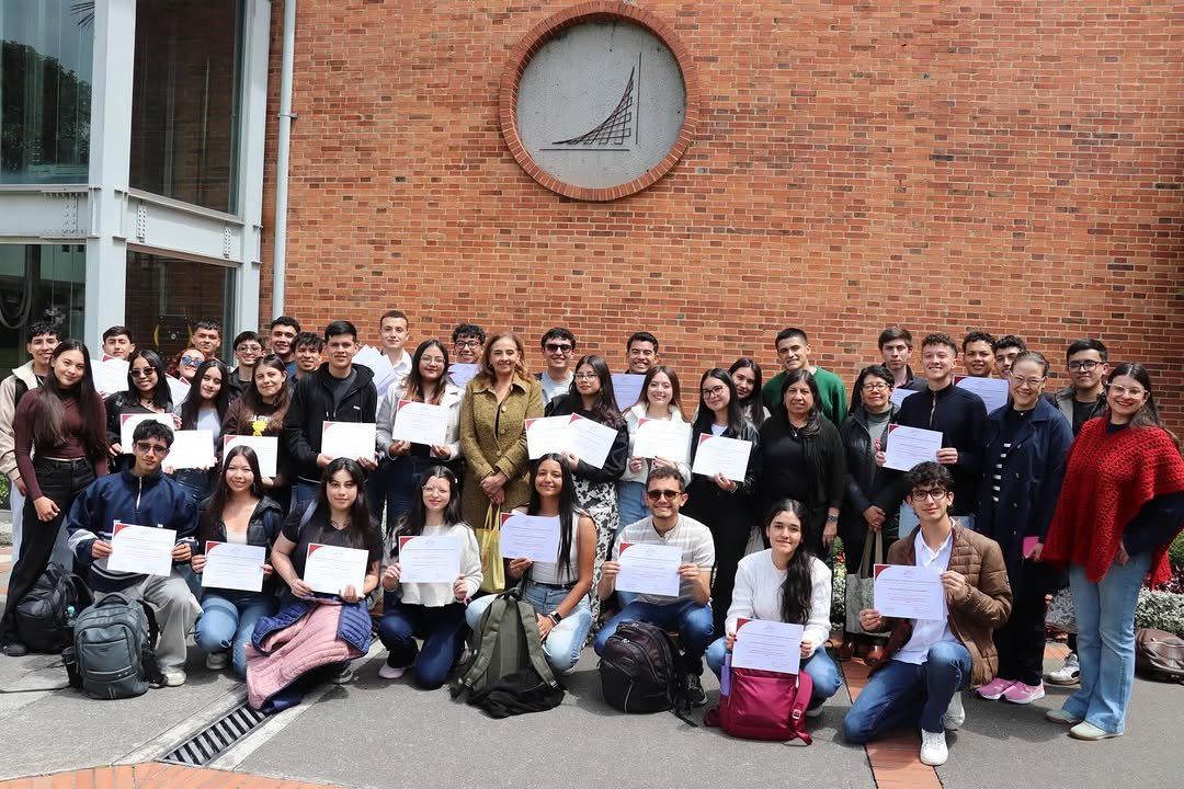 En una jornada especialmente gratificante, la Universidad Escuela Colombiana de Ingeniería realizó la primera entrega de microcertificaciones a los estudiantes que hacen parte del nuevo plan de estudios del Programa de Ingeniería Civil.  Este hito académico marca el inicio de una estrategia innovadora que busca reconocer, de manera específica y verificable, las competencias adquiridas por los estudiantes en distintas asignaturas y áreas de formación.

Durante la jornada se entregaron microcertificaciones, correspondientes a los diferentes centros de estudio del Programa las cuales representan un reconocimiento a la excelencia académica alcanzada por los estudiantes en asignaturas de especial relevancia, seleccionadas estratégicamente para fortalecer su formación profesional. La entrega estuvo a cargo de los profesores responsables de cada espacio académico, quienes destacaron el esfuerzo y compromiso de sus estudiantes.

Conozca más en nuestro portal web: www.escuelaing.edu.co